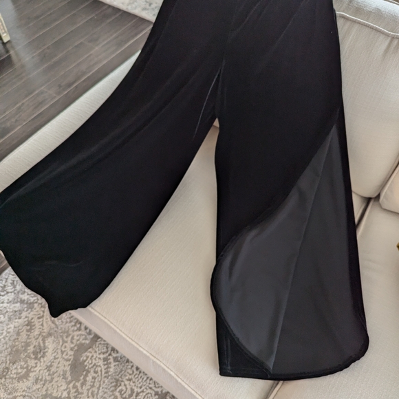 Women's Elegant Outfit Perfect For Wedding and New Years Party - Picture 3 of 5